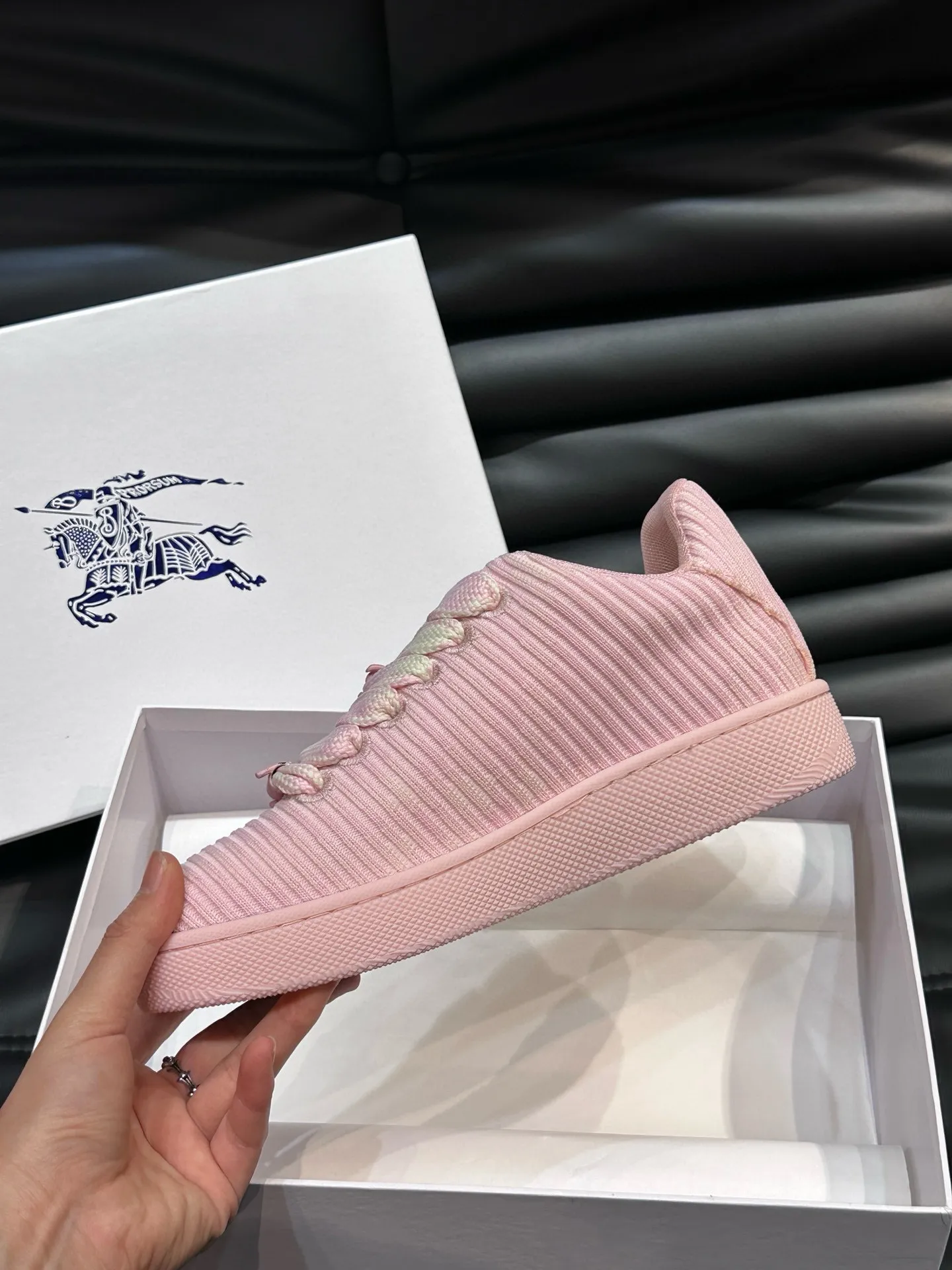 Factory price: 458💰Burberry Box series👫 Thick-soled casual sports shoes for couples, cool sneakers and bread shoes, purchased and developed from the original version, the top version of Box series sports shoes, made of original plaid/knitted fabric, embellished with EKD embossing. Made of mesh lining, the laces are decorated with metal coils, the rubber sole is decorated with the Burberry letter logo, and the original molded 3.5CM two-color T men's shoe 💰U outsole! Code number: 35-45 (35-45 customized)